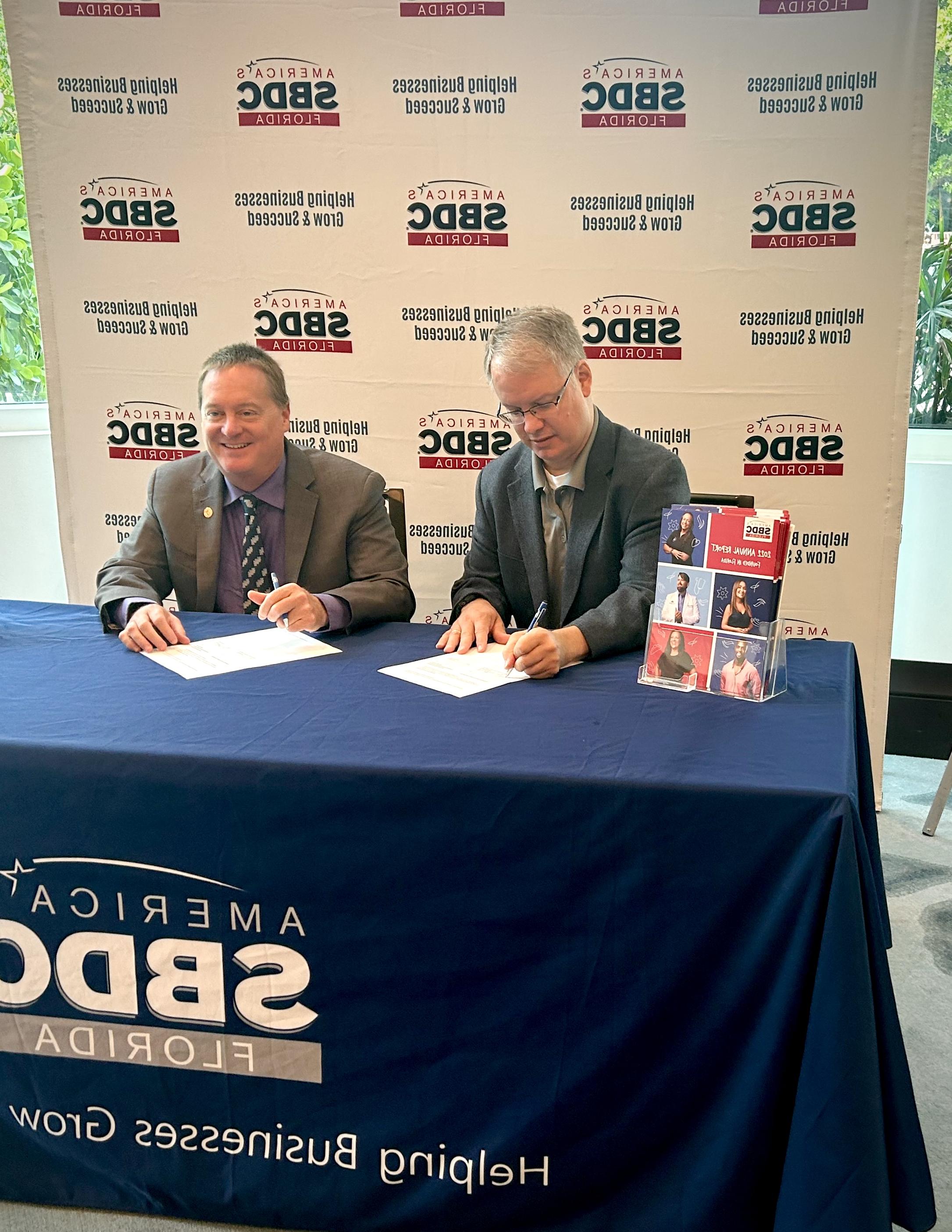 执行副总裁马克·克鲁斯和佛罗里达州SBDC州董事格雷格·布里顿签署了一份谅解备忘录，以续签合作伙伴关系